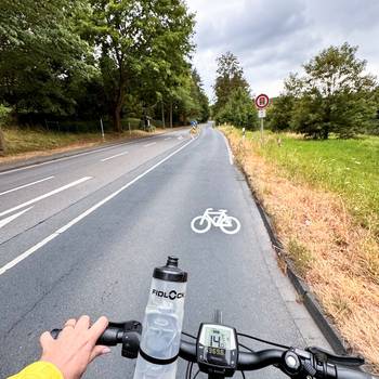 Die neue Fahrradpiktogrammkette auf der L268 talwärts zwischen Heisterbacherrott und Oberdollendorf erhöht die Sichtbarkeit des Radverkehrs. © Stadt Königswinter Die neue Fahrradpiktogrammkette auf der L268 talwärts zwischen Heisterbacherrott und Oberdollendorf erhöht die Sichtbarkeit des Radverkehrs.