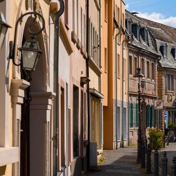 Die Hauptstraße in der Altstadt ist für den Busverkehr nicht geeignet © ON-Photgraphy - stock.adobe.com Häuserschlucht in der Altstadt von Königswinter
