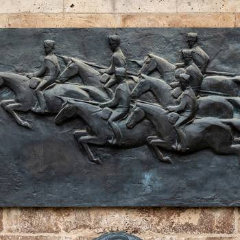 Bronzerelief am Alten Zoll in Bonn © Gero Sander Relief mit einer Darstellung von Reitern und Pferden