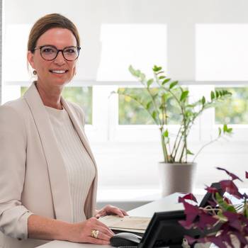 Nadja Johnen ist seit dem 01.09.26 Beigeordnete im Dezernat II © Frank Homann Nadja Johnen an ihrem Schreibtisch