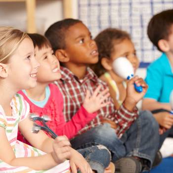 Fünf Kinder musizieren gemeinsam © Monkey Business - stock.adobe.com Fünf Kinder musizieren gemeinsam