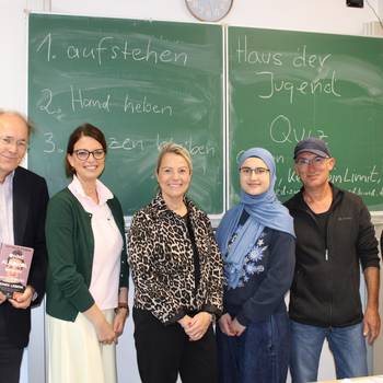 v.l.n.r. Dr. Fröhlich, Fr. Johnen, Fr. Jüngling, Cennet Cam (Schülerin), Hr. Breetzke und Hr. Brauer  (KJA Bonn/Häuser der Jugend)