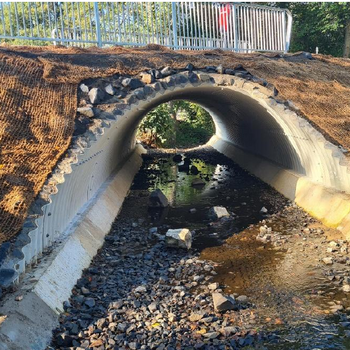 Der Ersatzneubau des Brückenbauwerks über den Quirrenbach zwischen Rostingen und Gratzfeld wurde erfolgreich fertiggestellt und die Grünflächen angelegt. © Stadt Königswinter Der Ersatzneubau des Brückenbauwerks über den Quirrenbach zwischen Rostingen und Gratzfeld wurde erfolgreich fertiggestellt und die Grünflächen angelegt.