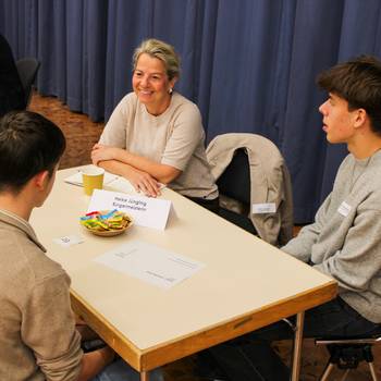 Bürgermeisterin Heike Jüngling und Jugendliche beim Speed-Debating © Stadt Königswinter Bürgermeisterin Heike Jüngling und Jugendliche beim Speed-Debating
