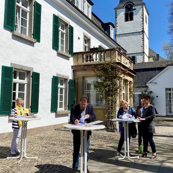 GruppenbildUnterzeichnungBetreibervertragHallenbadHoch
