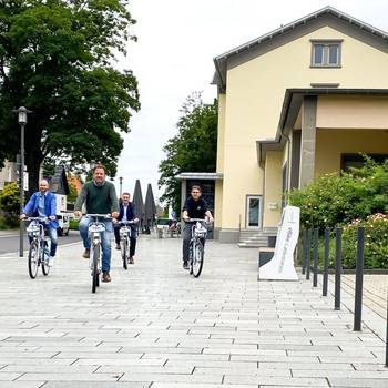 Bürgermeister Lutz Wagner testete das System am Bahnhof Königswinter zusammen mit dem Fachbereichsleiter Verkehr und Mobilität des Rhein-Sieg-Kreises, Herrn Dr. Berbuir, dem Geschäftsführer der RSVG, Herrn Otto und dem Account-Manager von nextbike, Herrn Löhr.