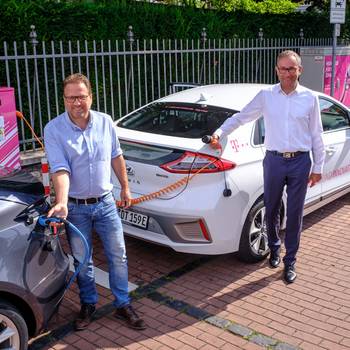 Bürgermeister Lutz Wagner und Bruno Jacobfeuerborn, Geschäftsführer der Telekom-Tochter Comfort Charge GmbH an der E-Ladesäule in der Meerkatzstraße Königswinter