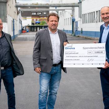 Dr. Andreas Pätz (WWG), Bürgermeister Lutz Wagner und Geschäftsführer von Dinova Dr. Frank Jung bei der Ünergabe des Spendenschecks