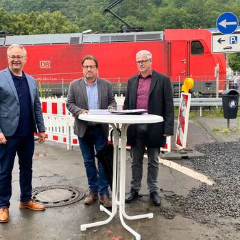 Technischer Dezernent Theo Krämer, Bürgermeister Lutz Wagner und Albert Koch, Geschäftsbereichsleiter Tief- und Gartenbau bei der Unterzeichnung der Vereinbarung