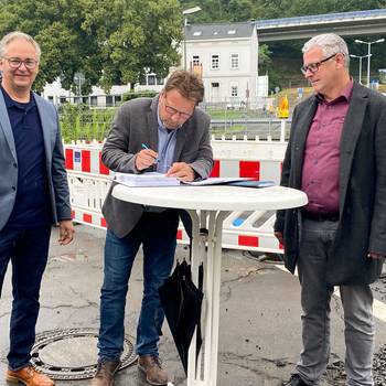 Bürgermeister Lutz Wagner unterzeichnet die Eisenbahnkreuzungsvereinbarung.