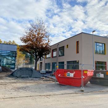 Baustellenbild: Die Fertigstellung des Hallenbads und der Kindertagesstätte verzögert sich
