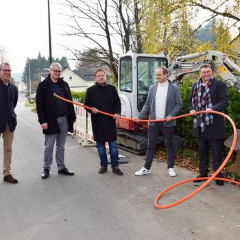 v.l.n.re. Herr Neumann (Geschäftsführer GFS), Herr Koch (Geschäftsbereichsleiter Tief- und Gartenbau), Bürgermeister Wagner, Herr Gerlach (Geschäftsführer Disquom) und Herr Leckelt (Primevest-Capital-Partners Deutschland GmbH) stellen den Start des Glasfaserausbaus in Sassenberg vor.