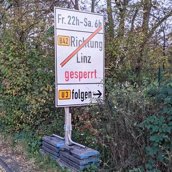 Hinweisschild zur Sperrung der B42