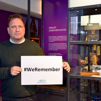 Bürgermeister Lutz Wagner unterstützt die #WeRemember-Kampagne und ruft damit zum Gedenken und Zusammenstehen gegen Antisemitismus und Rassismus auf.