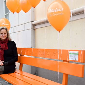 Gleichstellungsbeauftragte Frauke Fischer auf einer der Orangenen Bänke