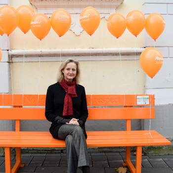 Gleichstellungsbeauftragte Frauke Fischer auf einer der Orangenen Bänke