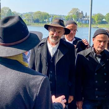 Der stellvertretende Bürgermeister Jürgen Kusserow (von hinten) begrüßt die Flößer in Königswinter