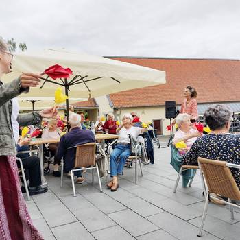 Seniorinnen und Senioren tanzen beim Sommerfest im Altenheim Kloster Heisterbach zu „Tulpen aus Amsterdam“