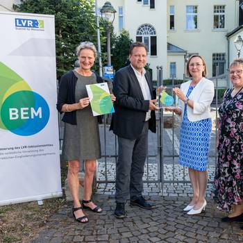 Prämierung des Betrieblichen Eingliederungsmanagements der Stadt Königswinter (v.l.n.re: BEM-Beauftragte Frauke Fischer, Bürgermeister Lutz Wagner, Prof. Dr. Angela Faber, Dezernentin Schulen, Inklusionsamt, Geschäftsbereichsleiterin Personal, Brigitte Half.