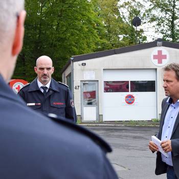 Bürgermeister Lutz Wagner bedankt sich bei den Einsatzkräften