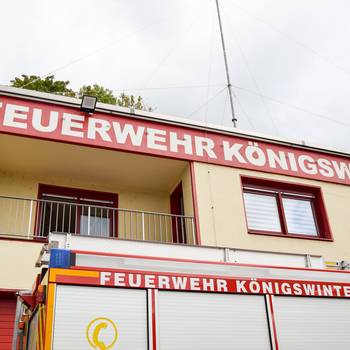 Feuerwehrgerätehaus Königswinter-Altstadt und Fahrzeug vor der Wache