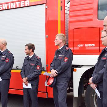 Die Einsatzkräfte Oberfeuerwehrmann Mario Euskirchen, Unterbrandmeister Matthias Jung, Hauptfeuerwehrmann Andreas Schmitz, Hauptbrandmeister Martin Leischner und die Stadtbrandinspektoren Heiko Basten (nicht im Bild) sowie Torsten Weiler