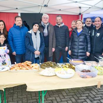 Landrat Sebastian Schuster (6.v.li.) und Bürgermeister Lutz Wagner (4.v.li.) mit Mitgliedern des TuS und der türkisch-stämmigen Gemeinde