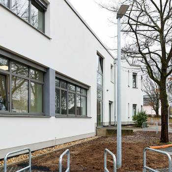 Es gibt 48 Fahrradstellplätze vor dem Gebäude