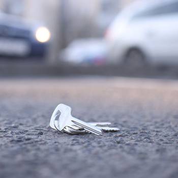Verlorener Schlüssel auf dem Straßenboden