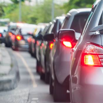 Viele Autos im Stau, Rückansicht mit Bremslichtern