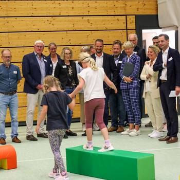 Die Ministerin und die Gäste in der Sporthalle der Grundschule