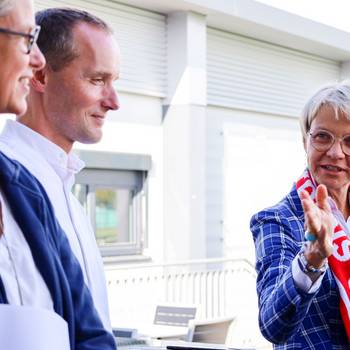 Ministerin Feller erhält als Geschenk einen Schal des TuS Oberpleis