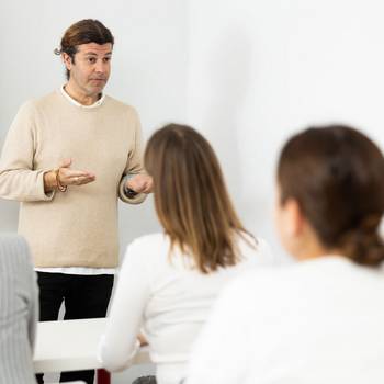 Dozent unterrichtet Teilnehmende eines Sprachkurses