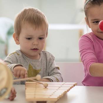 Kinder musizieren in der Gruppe
