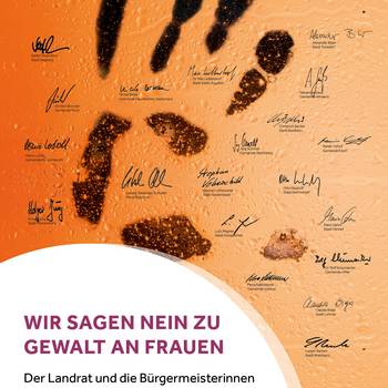Plakat mit abwehrender Hand und Unterschriften des Landrats und aller Bürgermeister*innen aus dem Kreis