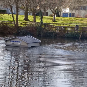 Die solarbetriebene Anlage im Weiher