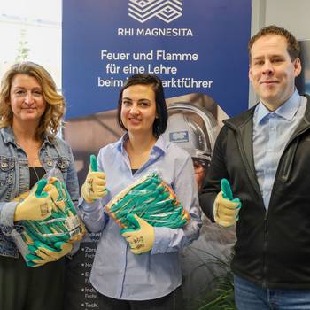 Heike Rex (li.), Organisatorin des Frühjahrsputzes und Mitarbeiterin der Stabsstelle Bürgerbeteiligung nahm ca. 200 Paar Handschuhe von Nadine Kalla (Assistentin der Werkleitung, Mitte) und Christoph Klein (Produktionsleiter, re.) entgegen