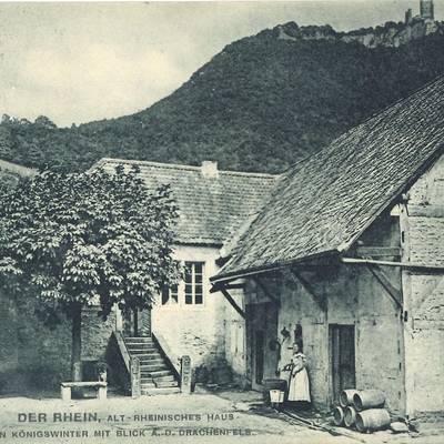 Schwarz-Weiß-Aufnahme mit Bewohnerin des Hofs