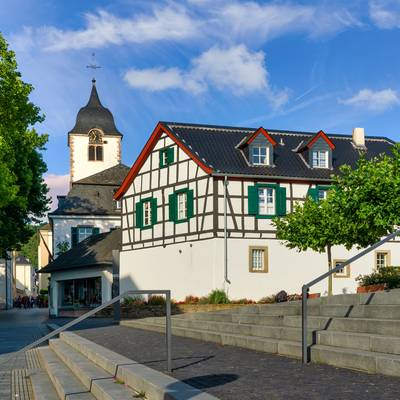 Rathausplatz mit Fachwerkhaus und Kirche