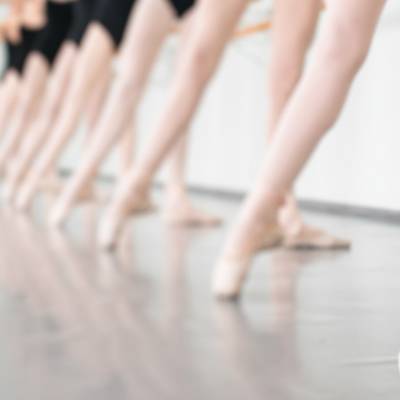 Ausschnitt, der Beine in Ballettoutfits zeigt