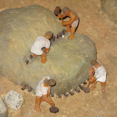Kleine Steinmetzfiguren