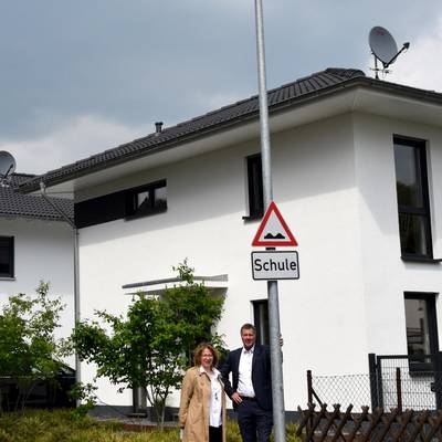 Bürgermeister Peter Wirtz und Kommunalbetreuerin Elisabeth Schlüter stellten die Maßnahme an der Gemeinschaftsgrundschule Königswinter-Niederdollendorf vor.