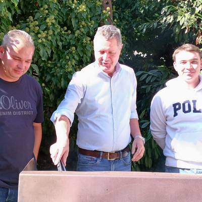 Bürgermeister Peter Wirtz bedankt sich bei allen Ehrenamtlichen für ihren Einsatz und steht als Helfer auch selbst mit am Grill.