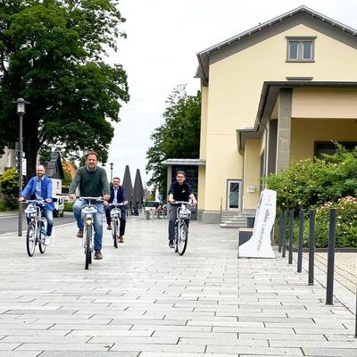 Bürgermeister Lutz Wagner testete das System am Bahnhof Königswinter zusammen mit dem Fachbereichsleiter Verkehr und Mobilität des Rhein-Sieg-Kreises, Herrn Dr. Berbuir, dem Geschäftsführer der RSVG, Herrn Otto und dem Account-Manager von nextbike, Herrn Löhr.