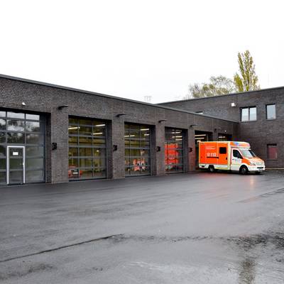 Die neue Rettungswache in Königswinter-Oberpleis ist in Betrieb genommen worden. Ein Rettungswagen steht vor dem Gebäude.