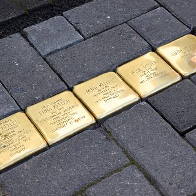 Die fünf Stolpersteine für Rosa, Erna, Ruth, Hilde und Edith Keller erinnern nun in der Bachstraße an das Schicksal der Familie.
