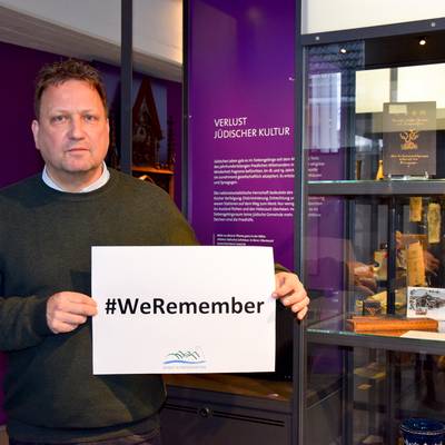 Bürgermeister Lutz Wagner unterstützt die #WeRemember-Kampagne und ruft damit zum Gedenken und Zusammenstehen gegen Antisemitismus und Rassismus auf.