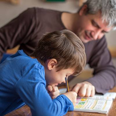 Ein Lernpate hilft einem Schüler bei den Hausaufgaben