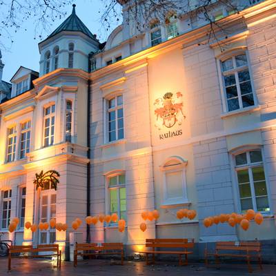 Das Rathaus wurde zum Internationalen Tag gegen Gewalt an Frauen auch in Königswinter in Orange beleuchtet