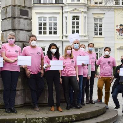 Mitarbeitende des Rathauses Königswinter-Altstadt sowie der Bürgermeister und die Gleichstellungsbeauftragte setzen ein Zeichen gegen Rassismus